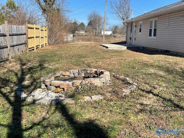 view of yard with a fire pit