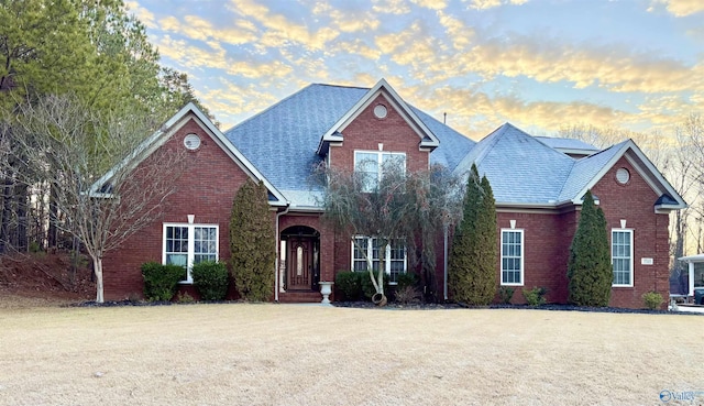 front of property featuring a lawn