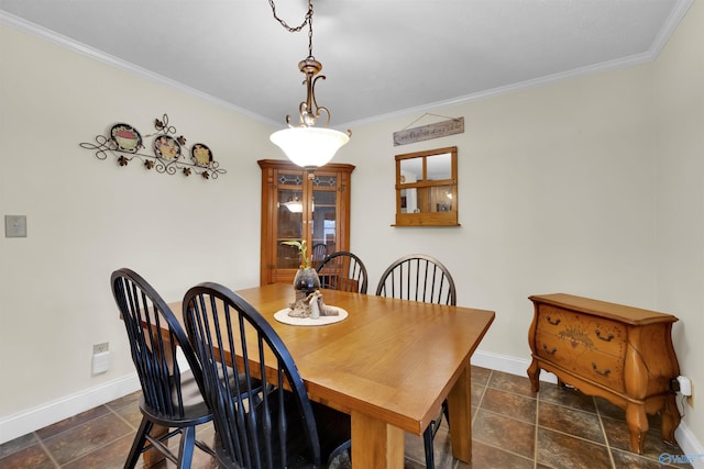 dining space featuring baseboards and crown molding