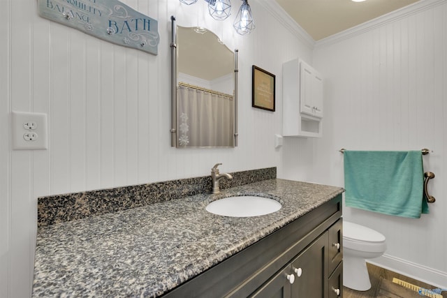 full bath with crown molding, a shower with shower curtain, toilet, vanity, and wood finished floors