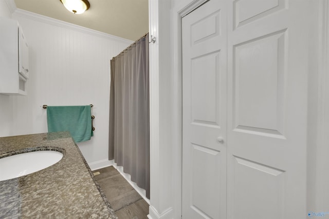 bathroom featuring ornamental molding, a shower with curtain, vanity, and wood finished floors