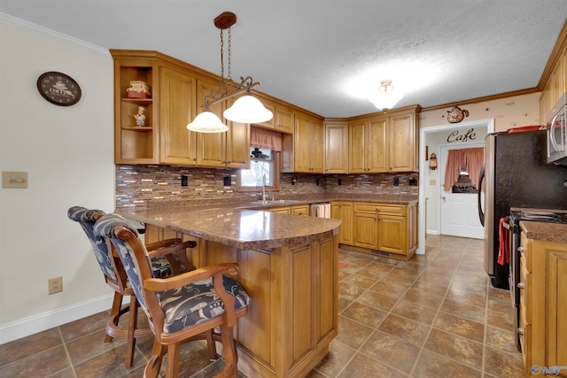 kitchen with a peninsula, a breakfast bar, stainless steel appliances, and crown molding