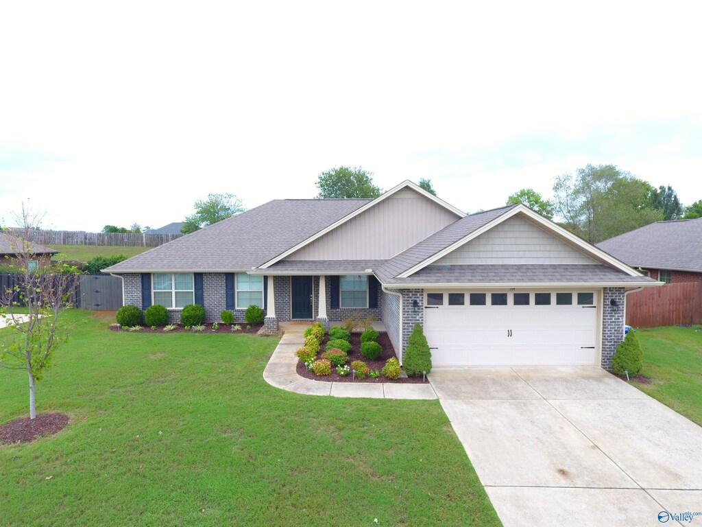 view of front of property featuring a front yard and a garage