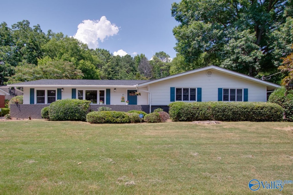 single story home with a front yard