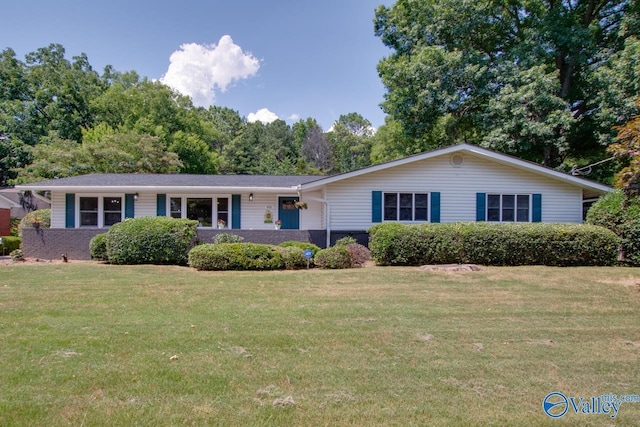 single story home with a front yard