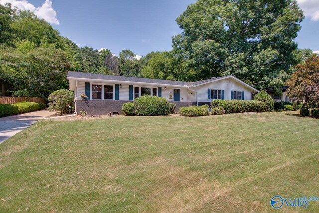 ranch-style house featuring a front lawn