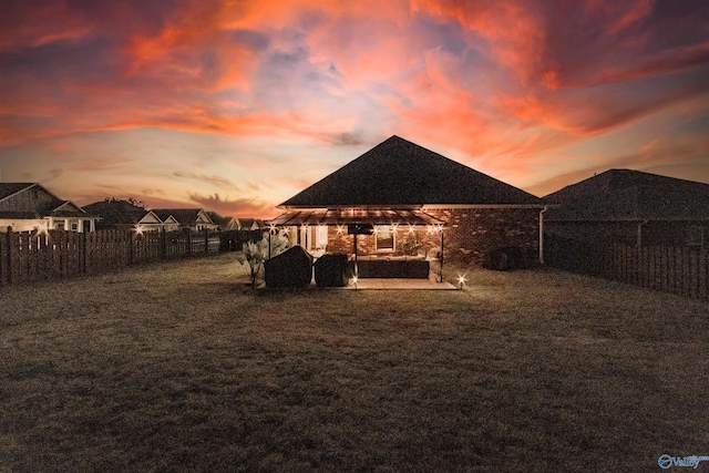 view of yard at dusk