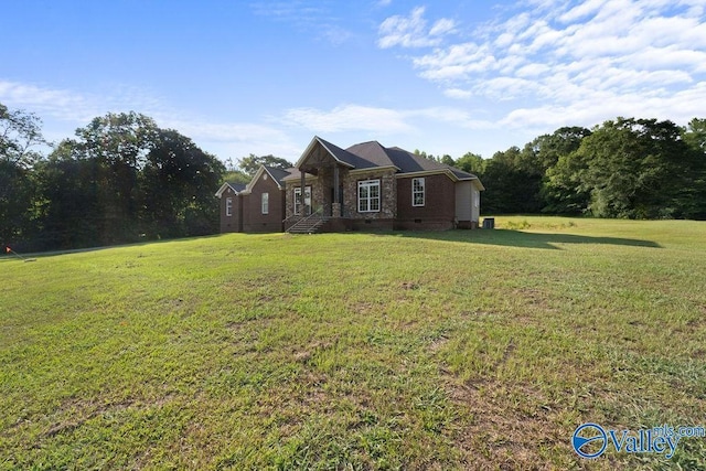 view of front facade with a front lawn