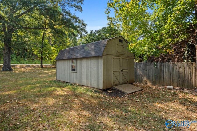 view of outdoor structure featuring a yard