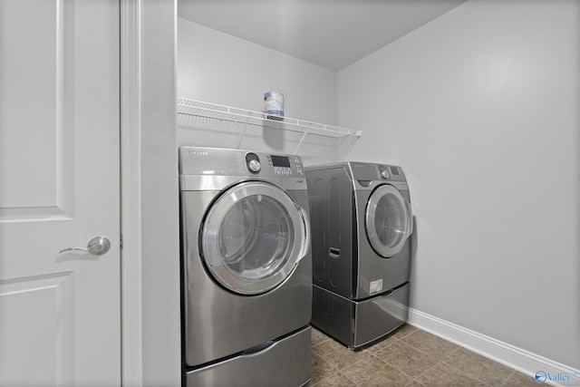 washroom featuring washing machine and clothes dryer