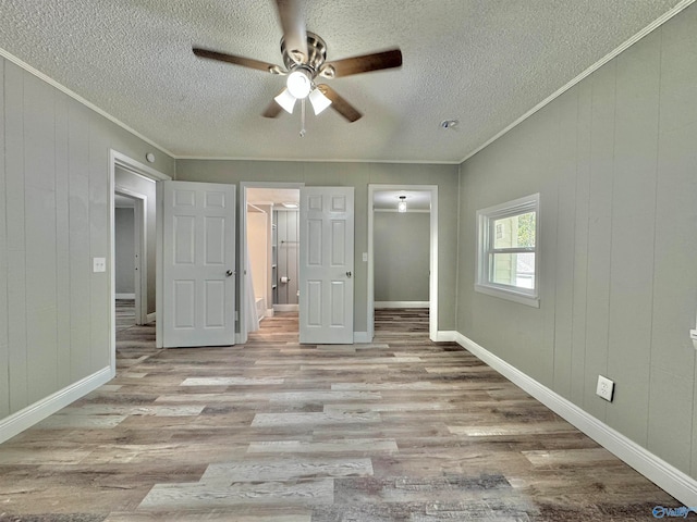 unfurnished bedroom with ceiling fan, a textured ceiling, and light wood-type flooring