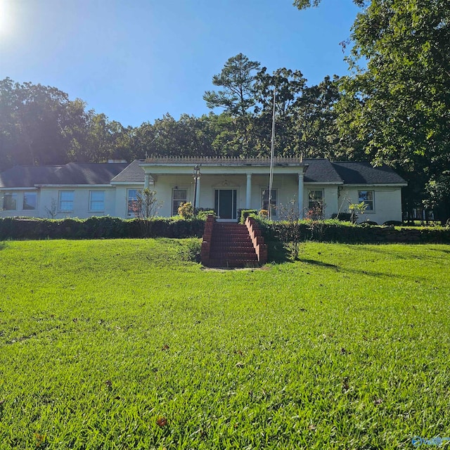 view of front of property with a front yard