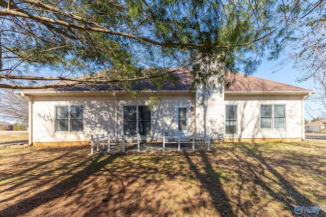 back of house featuring a lawn