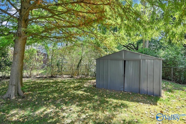 view of yard featuring a storage unit