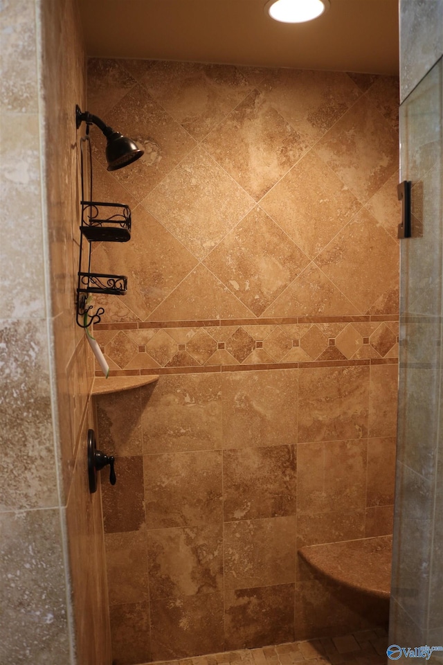 bathroom featuring a tile shower