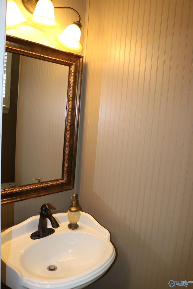 bathroom featuring a sink