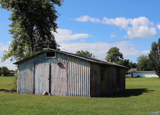 view of pole building featuring a lawn