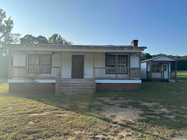 view of front of home featuring ceiling fan, a front lawn, and a porch