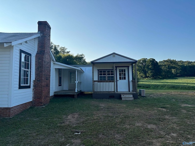 view of front of property featuring a front lawn