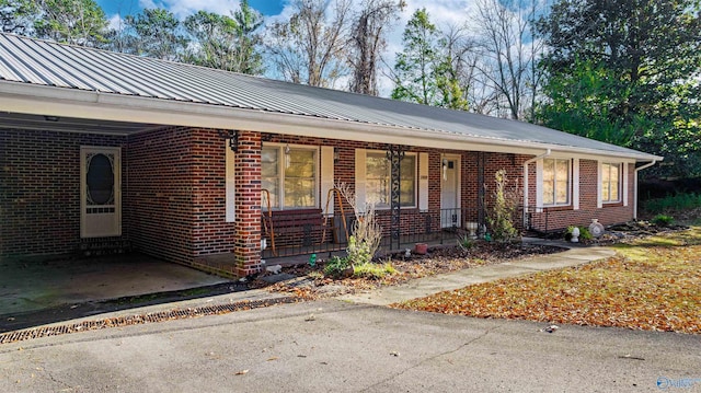 single story home with a carport