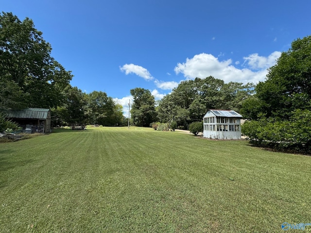 view of yard with an outbuilding