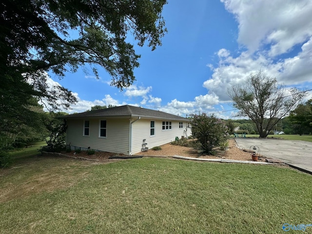 view of side of property featuring a lawn