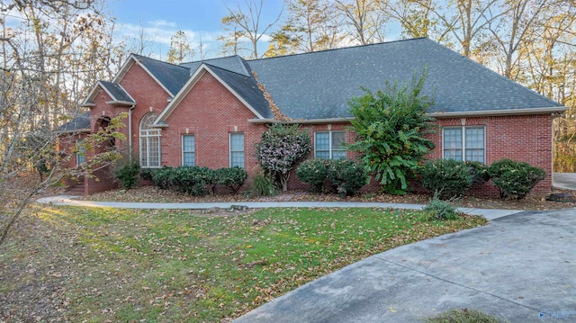 view of front of home featuring a front yard