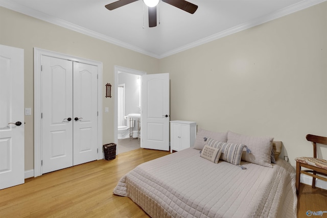 bedroom featuring hardwood / wood-style flooring, ceiling fan, crown molding, and a closet