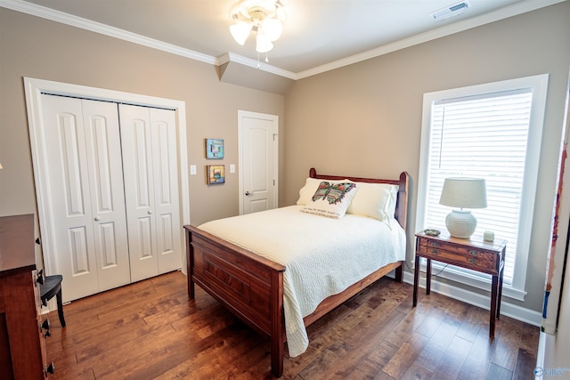 2522 Lindisfarne Dr SW, Decatur, AL 35603 - bedroom with crown molding, hardwood / wood-style floors, a closet, ceiling fan, and baseboards