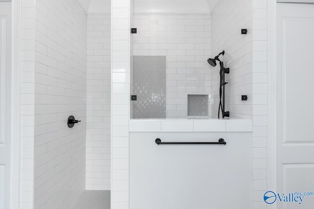 bathroom featuring a tile shower