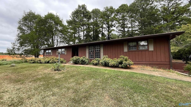 ranch-style house featuring a front lawn