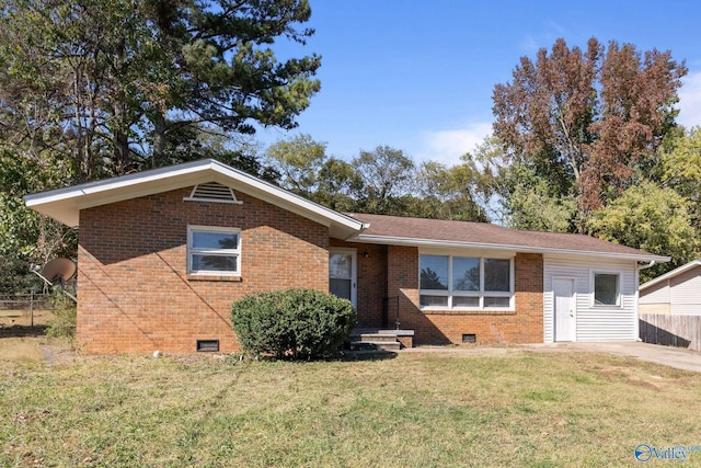 single story home with a front lawn