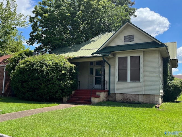 bungalow featuring a front yard