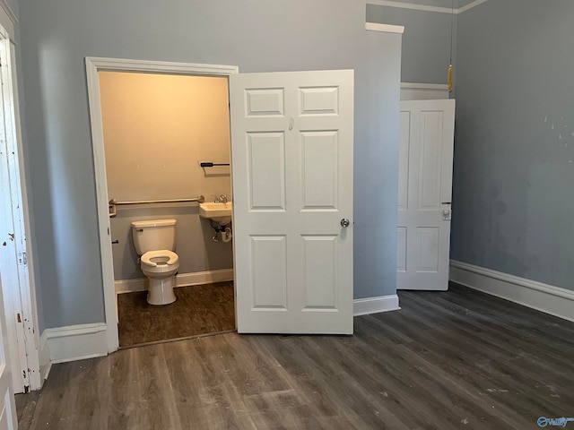 bathroom featuring hardwood / wood-style flooring, crown molding, toilet, and sink