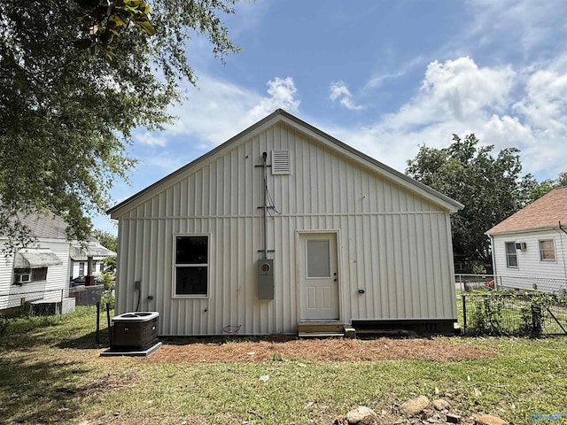 42 Wilkinson Ave E, Gadsden, AL 35904 - back of property featuring board and batten siding and central air condition unit