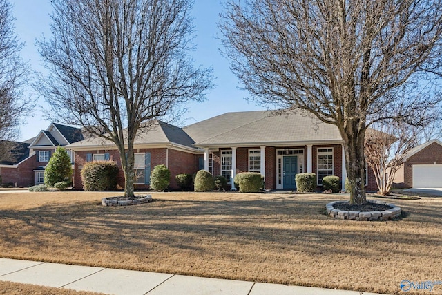 single story home featuring a front lawn