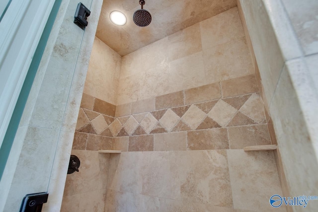 details featuring tiled shower