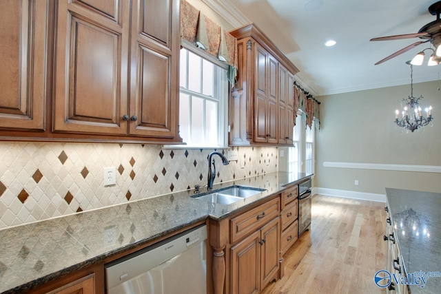 kitchen featuring light wood-style flooring, a sink, ceiling fan with notable chandelier, dishwashing machine, and brown cabinets