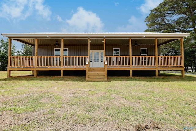 view of front facade featuring a deck, a front lawn, and ceiling fan