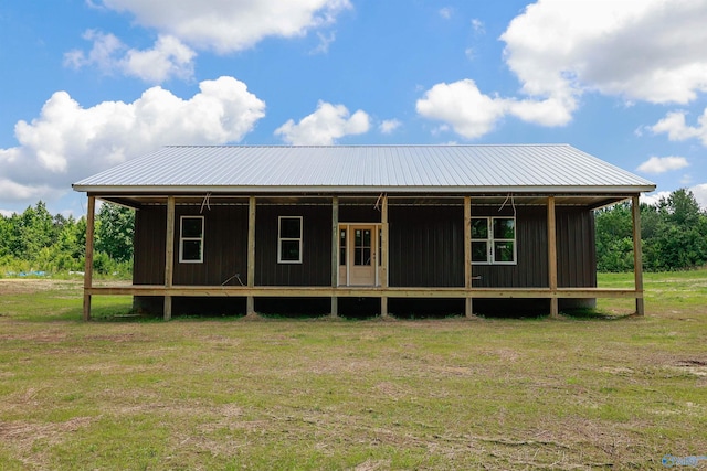 view of front of property featuring a front yard