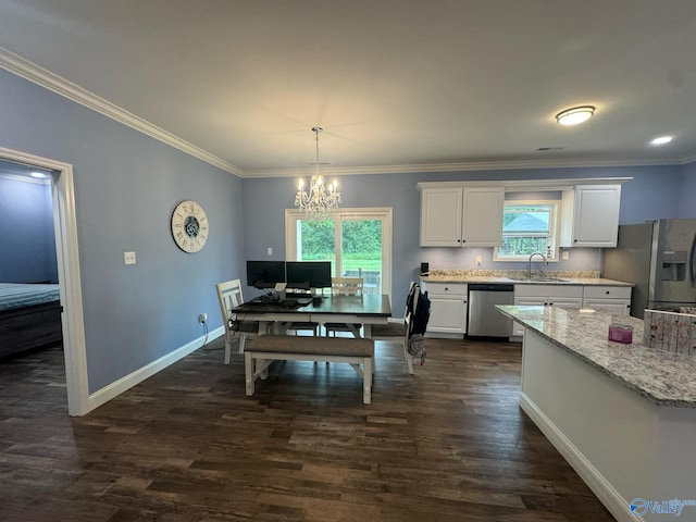 dining area featuring ornamental molding, dark hardwood / wood-style floors, a notable chandelier, and sink