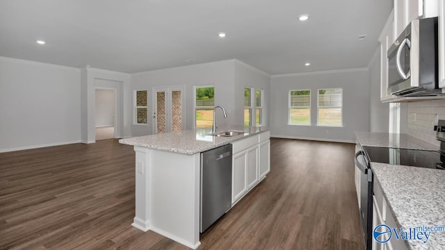 kitchen featuring sink, dark wood-type flooring, a kitchen island with sink, white cabinets, and appliances with stainless steel finishes