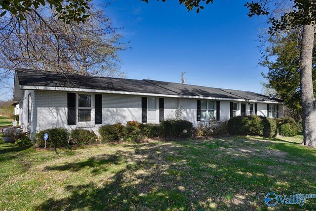 single story home with a front lawn