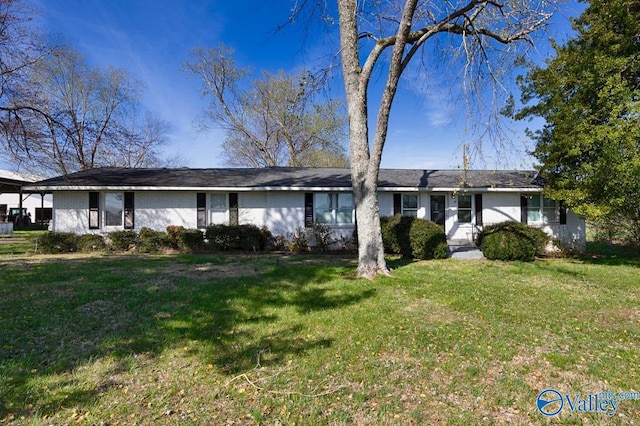 single story home featuring a front lawn