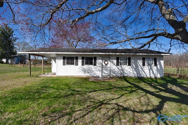 ranch-style home featuring a front lawn