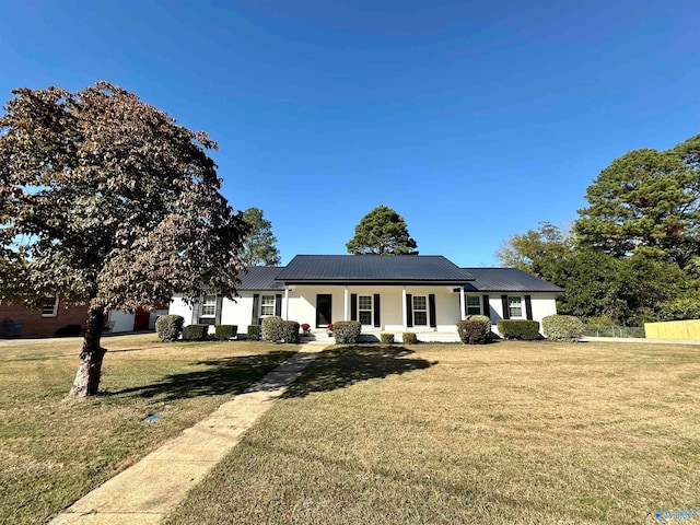 ranch-style home featuring a front lawn