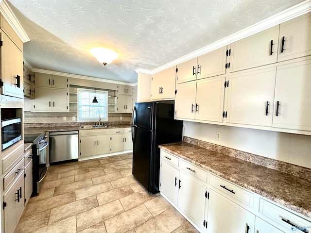 kitchen featuring crown molding, stainless steel appliances, a textured ceiling, and sink