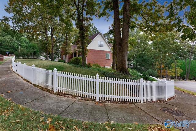 view of front of home featuring a front yard