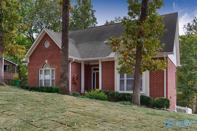 view of front facade with a front yard