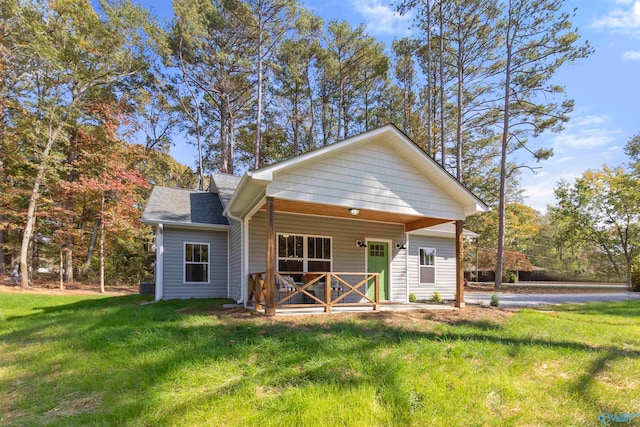 view of front of home featuring a front yard